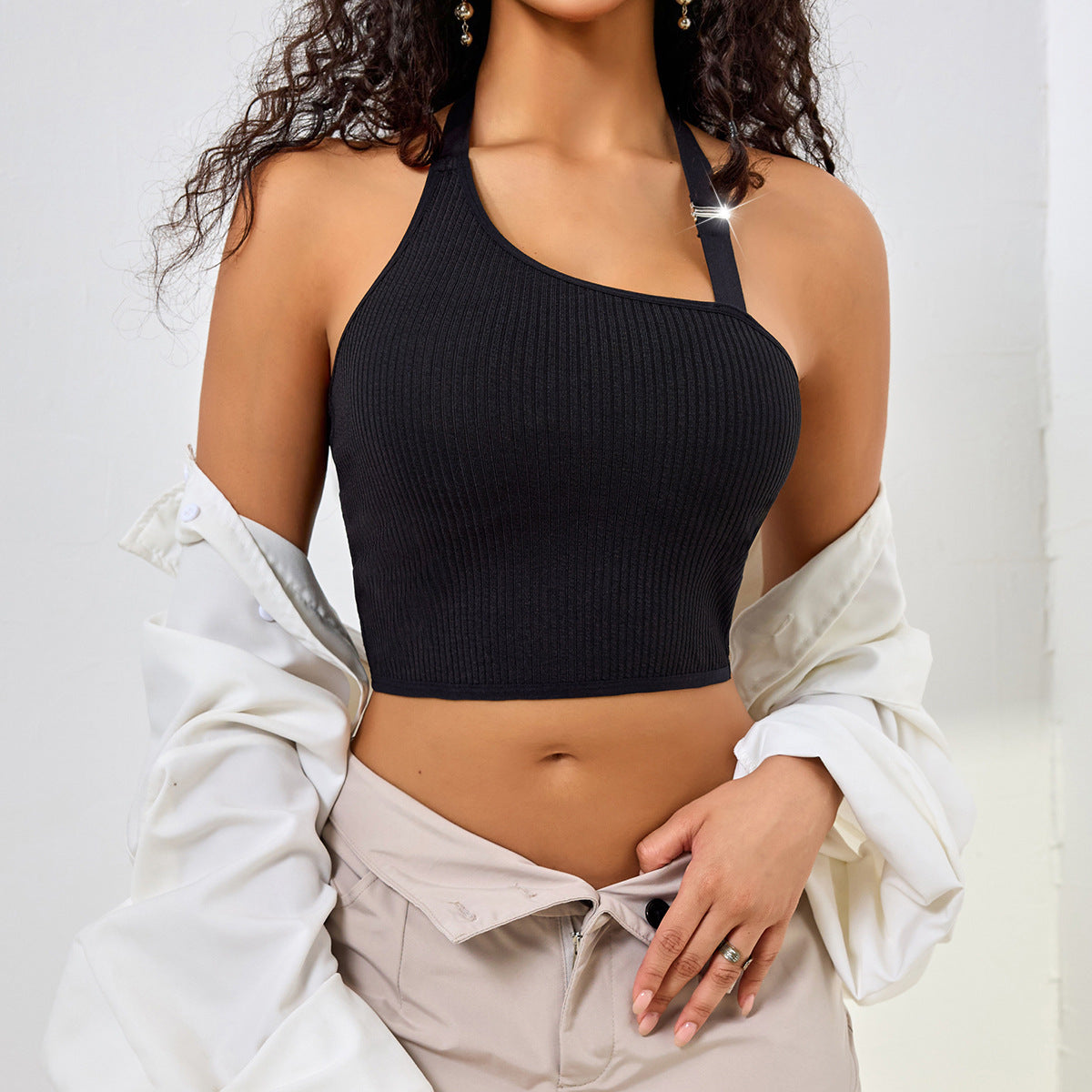 One-Shoulder-Halter-Top mit bauchfreiem, einseitig schulterfreiem Design.